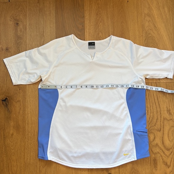 Nike SphereDry Workout Top - Picture 6 of 7